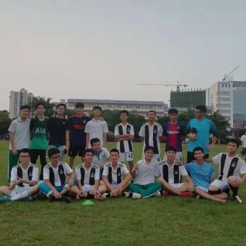 我校足球社联谊活动