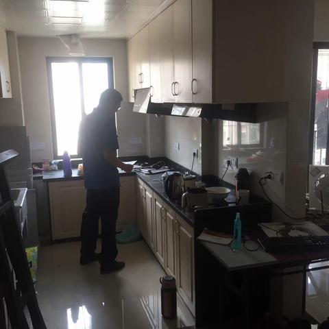 8月19日，镇城管大队联合镇安全对群租房整改情况进行监督