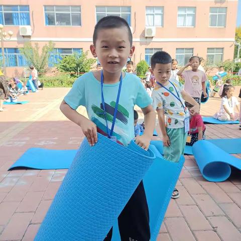 秋高气爽练起来——芦头小学一年级柔韧操进行时
