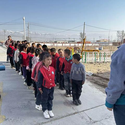 温泉县初级中学学联集团幼教部———温泉县第四幼儿园幼小衔接参观小学，体验一堂课