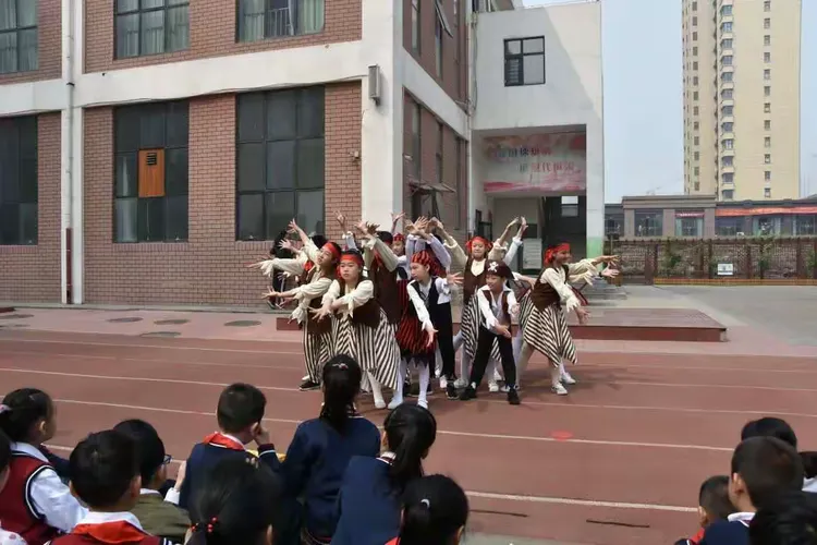 石家庄市现代城小学升旗仪式