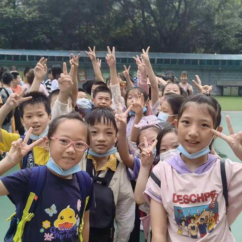 海棠溪小学4年级3班“文明交通，安全出行”赴重庆市中小学生道路交通安全实景教育基地研学旅行