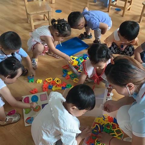 第一周幼儿园的生活已结束，虽只有几天，回顾这几天我们有高兴、忙碌、欢乐。人生有很多的第一次比如......