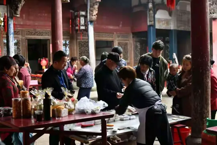 村中的吴仪庭公祠正在同期举办“婺风遗韵”金华非遗进后吴村展示活动，60余个项目在古老的公祠里一同