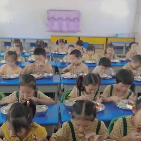 启萌三班阅读与进餐