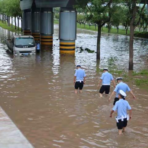 最美的身影之雨中的沣东交巡警