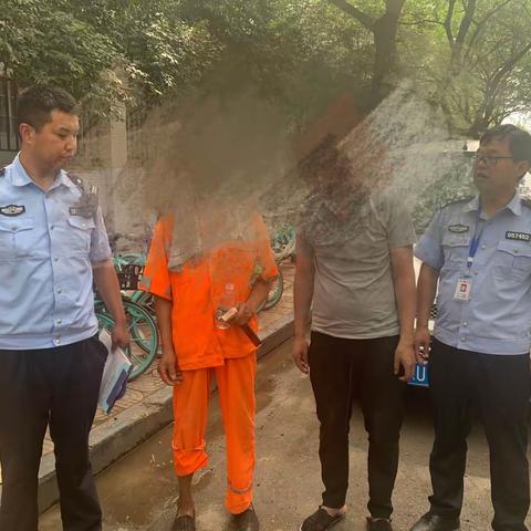 广德路派出所民警雨中救助精神障碍男子