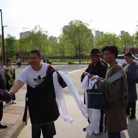 共话学校发展   相互学习提高——果洛达日县窝赛乡寄宿制藏文小学来朝阳小学交流（副本）