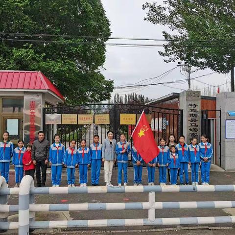 马场寄宿制小学“民族团结一家亲 红色研学 走进模范” 活动