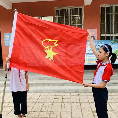 队旗高高飘扬，红领巾系满理想——旧寨乡殷家岭小学一年级新生入队礼