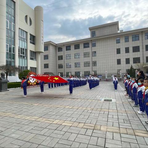 庆华小学“紧绷安全弦·奏响青春歌”安全教育主题升旗仪式