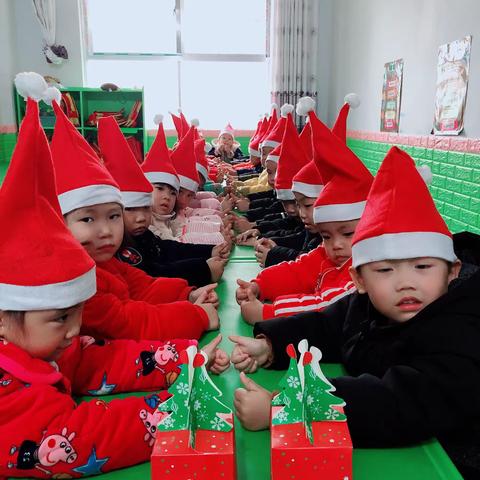 🍎七彩童年幼儿园中班圣诞🎄成果展示活动圆满成功！感谢大家的支持与配合！🤝🤝