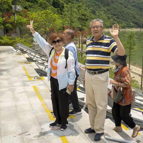 屯 溪 四 日 游（人像）