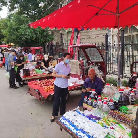 西门口支行走进南山菜市场宣传金融知识