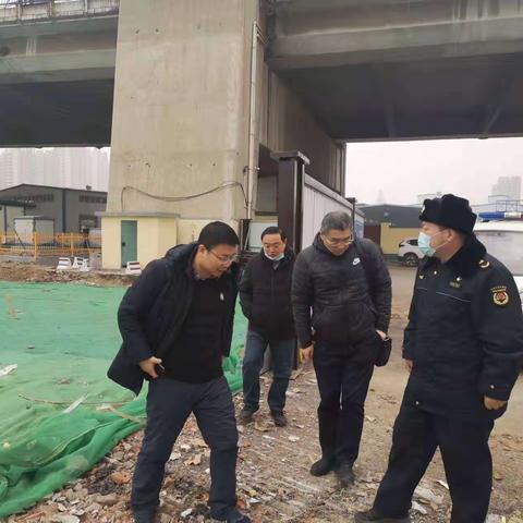 纬北路街道加强冬季扬尘治理，现场检查建筑工地