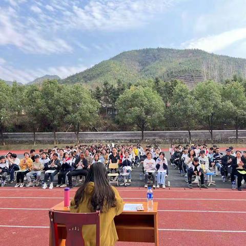 共沐风雨，静待花开                      ——荷田中学八年级家长会