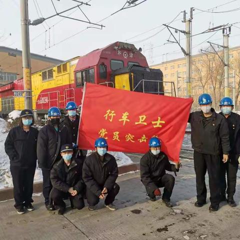 新年战寒冬 党旗染机车