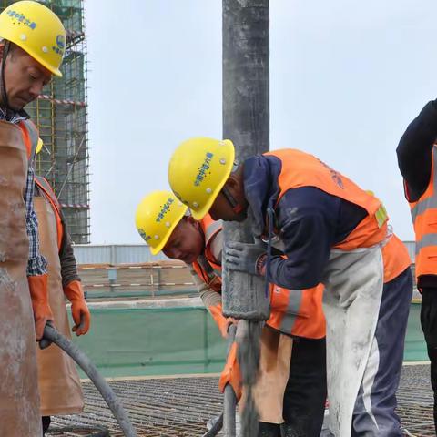 凛冽寒风中 架上浇筑忙—龙城中央大道项目J段地下车库成功浇筑