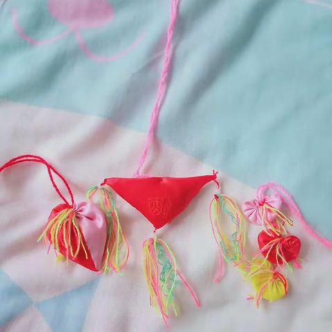 淡淡粽叶香，浓浓世间情，根根丝线连，切切情意牵——2018级七班申宇涵