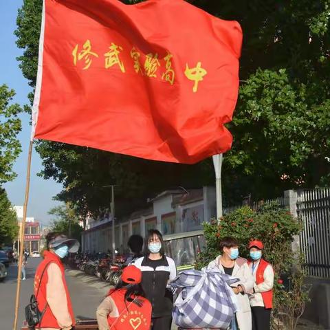 搬运铺盖显巨力  志愿服务献爱心