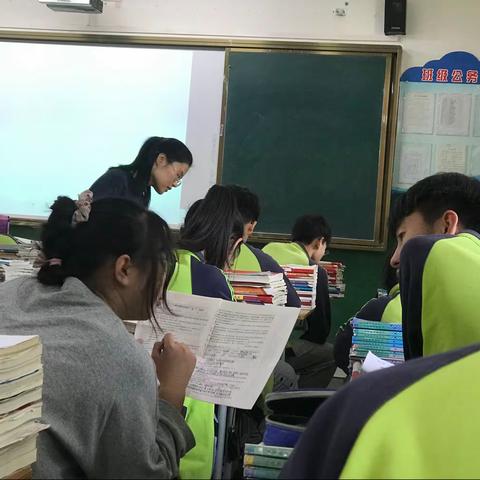 引领示范，助推教师成长—市教研室张效峰老师莅临梨林一中指导语文教学工作