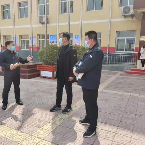心系师生，共克时艰——局领导和中心校领导到西原中心小学巡查疫情防控工作