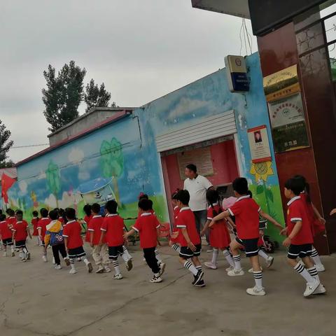 出山雨欣幼儿园—幼小衔接，走进小 学，体验成长