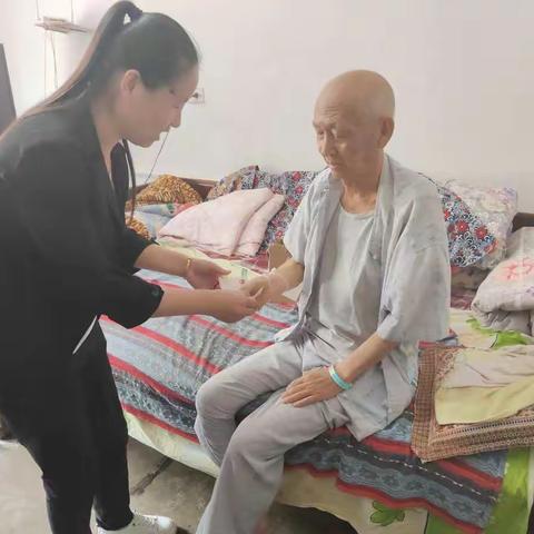 85岁老党员坚守初心，出院第一件事缴纳党费