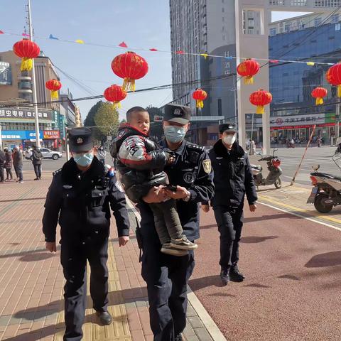 两名幼童与家人走散，勉县巡特警快速找回