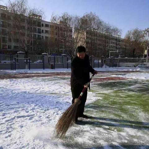 雪花飘飞满校园，志愿服务暖人心