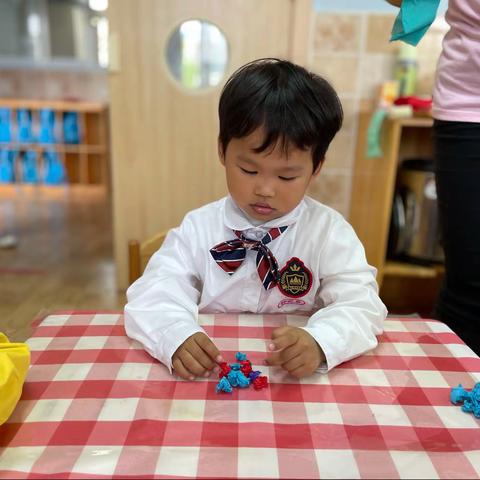 海口市灵山镇中心幼儿园南田山高幼儿园 小三班《三八女神节》