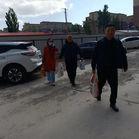 “民族团结一家亲 ，暖心慰问传真情 ”阔斯特克镇寄宿制中心小学校领导走访慰问退休教师