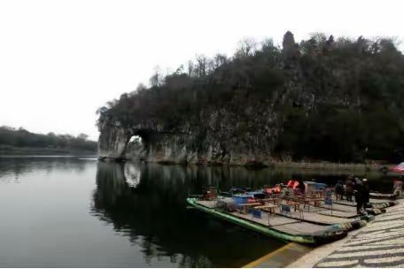 七律、游桂林象鼻山