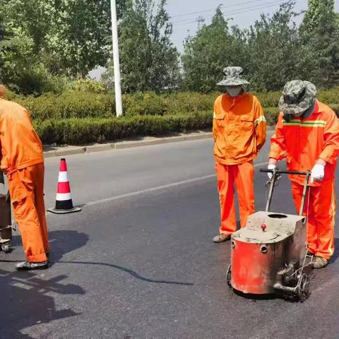 新乡县公路事业发展中心做好预防性养护路面灌缝 提升道路通行质量