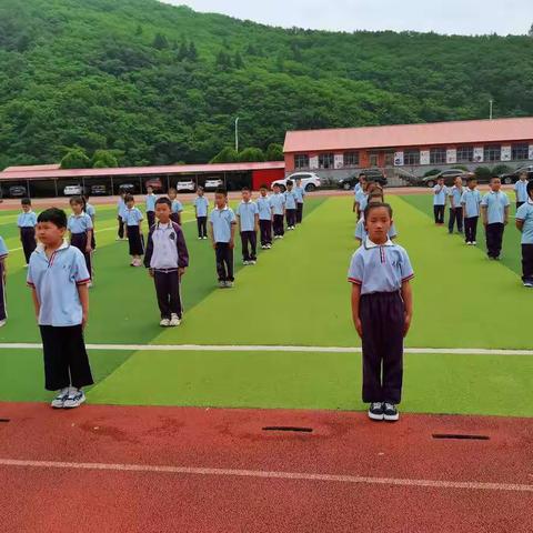 苇子峪中心小学“红领巾，心向党”少先队入队仪式