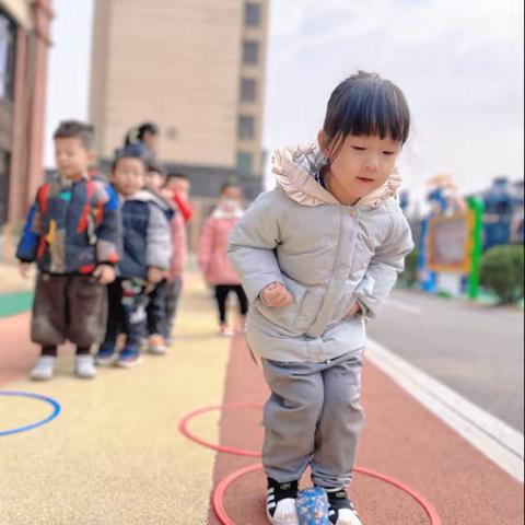 幼儿园里欢乐多——北辛街道中心幼儿园小六班户外体育游戏篇