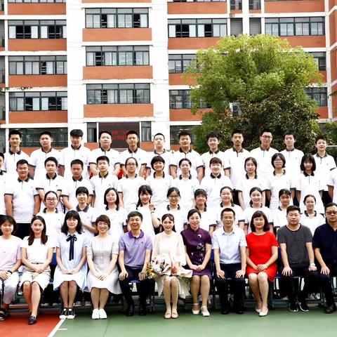 晨菡朵朵开，芬芳恰自来             ——2020届12班青春记录