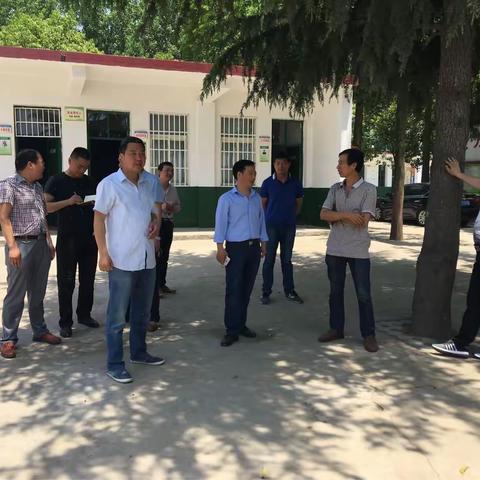 教体局陈书记及其他领导来十二里河小学检查均衡发展工作