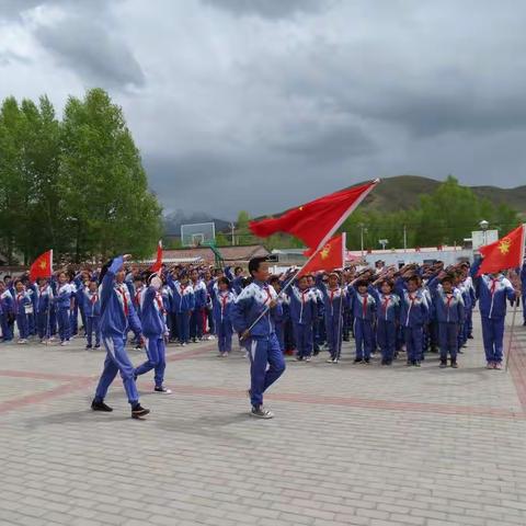 ---麻莲乡寄宿制小学“迎接少代会，争做好队员”新队员入队仪式