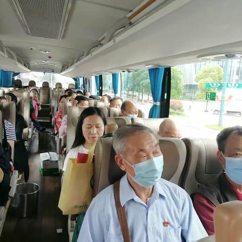 赴青树坪烈士纪念园主题党日活动