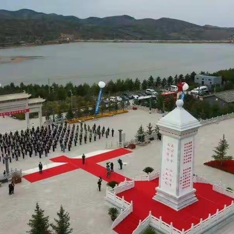 今天，鲜花献给英烈—————东会中心校参加烈士公祭日活动