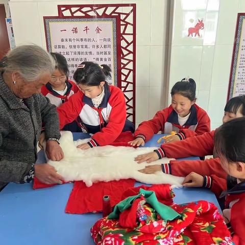 非遗手工进校园 沂蒙手艺展风采——杨庄镇中心小学沂蒙小棉袄进校园活动