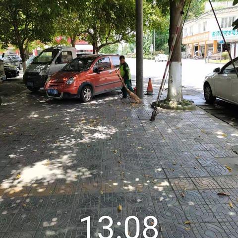 夏天，当气象台悬挂着酷热警报或者暴雨预警时，京环人依然带着斗笠，披着雨衣在工作岗位上坚持作业