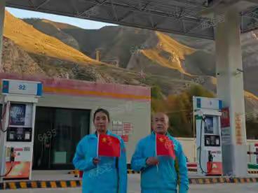 国庆，他们坚守高原为前行路人“加油”亮灯