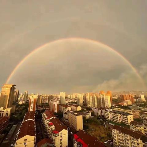 昨天大雨过后，傍晚出现美丽彩虹衬托魅力城市