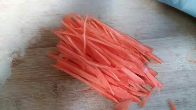 胡萝卜切丝。