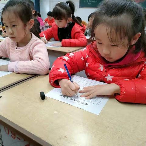 轻风细雨催苗壮，妙笔生花读书郎～～郑州市第九十二中学小学生精彩书写
