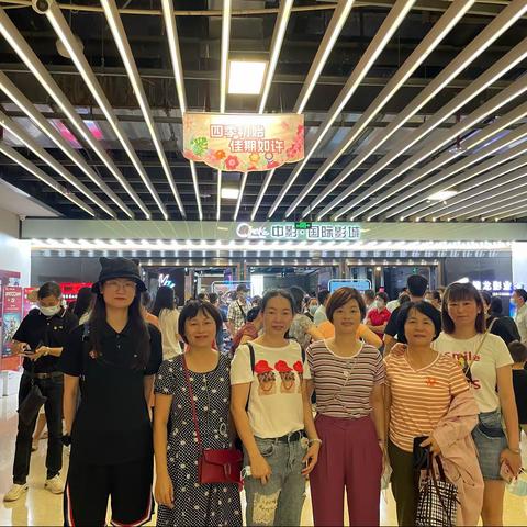 海口市第十三小学党员教师观看《穿过雨林》电影纪实