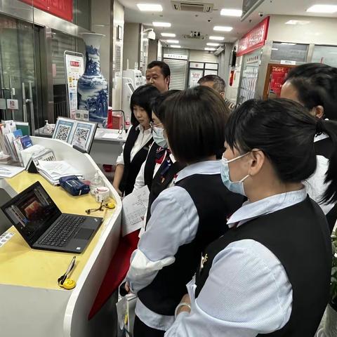 凯旋门支行党支部学习收看二十大相关视频