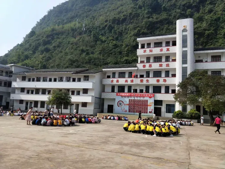 阳朔镇凤鸣小学开展"9.18"防空疏散安全演练